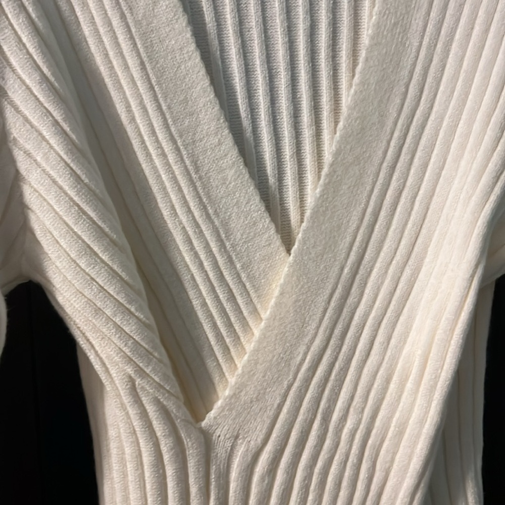 NEW Elegant White V-Neck Sweater Size XL - Picture 2 of 4